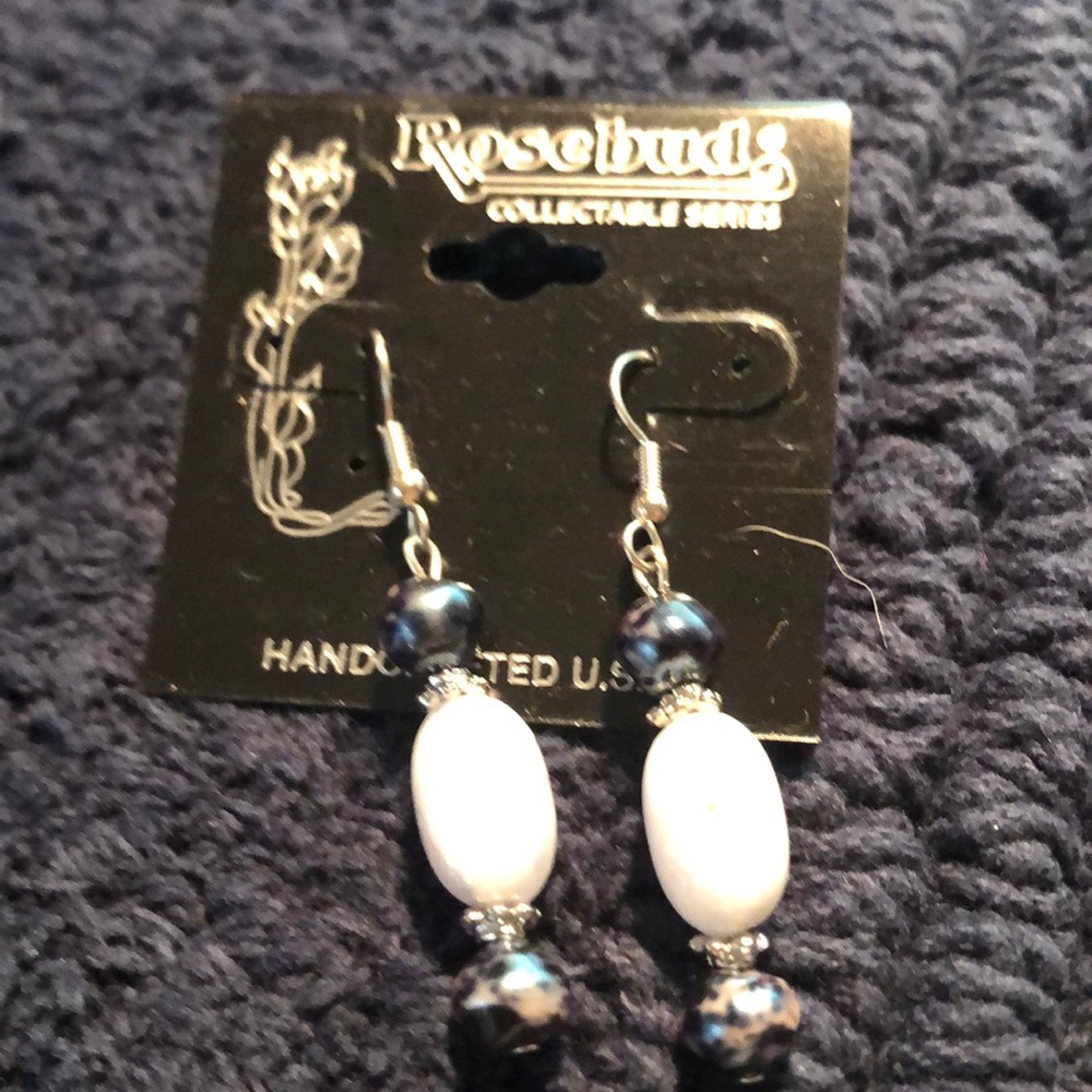 🌸3/$20🌸Rosebud handcrafted dangle earrings